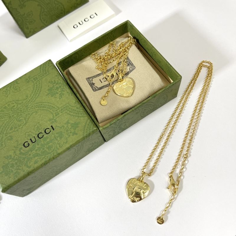 G*u*i necklaces